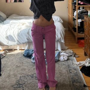 Lågmidjade byxor - Lågmidjade byxor🩷Midjemått ca 39cm rakt över 