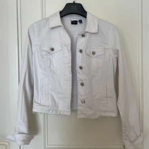 Jeansjacka - En oanvänd  jeansjacka från Vero Moda i storlek XS.