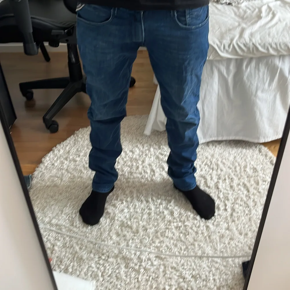 Säljer dom för att dom inte har kommit till användning. Skicket är riktigt bra 😊 . Jeans & Byxor.