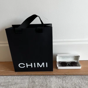Chimi solglasögon  - Snygga solglasögon som inkluderar påsen