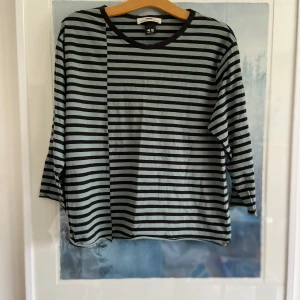 HOPE tröja, stl 40 - Tröja från HOPE, knappt använd och i mkt gott skick. Bomull. Stl dam 40/herr 50.