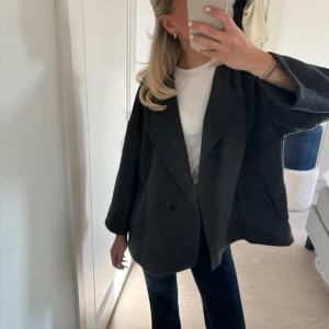 Kort kappa  - Superfin kort kappa från uniqlo😍 sparsamt använd 