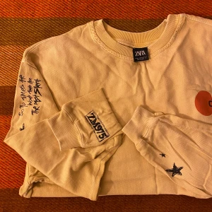 Zara - Tröja / Sweater i oversized stil - Storlek M, passar L och M  Skick 8/10  Tröja som fått mycket kärlek , främst använts som klädesplag för skating då den har en pössigare fit