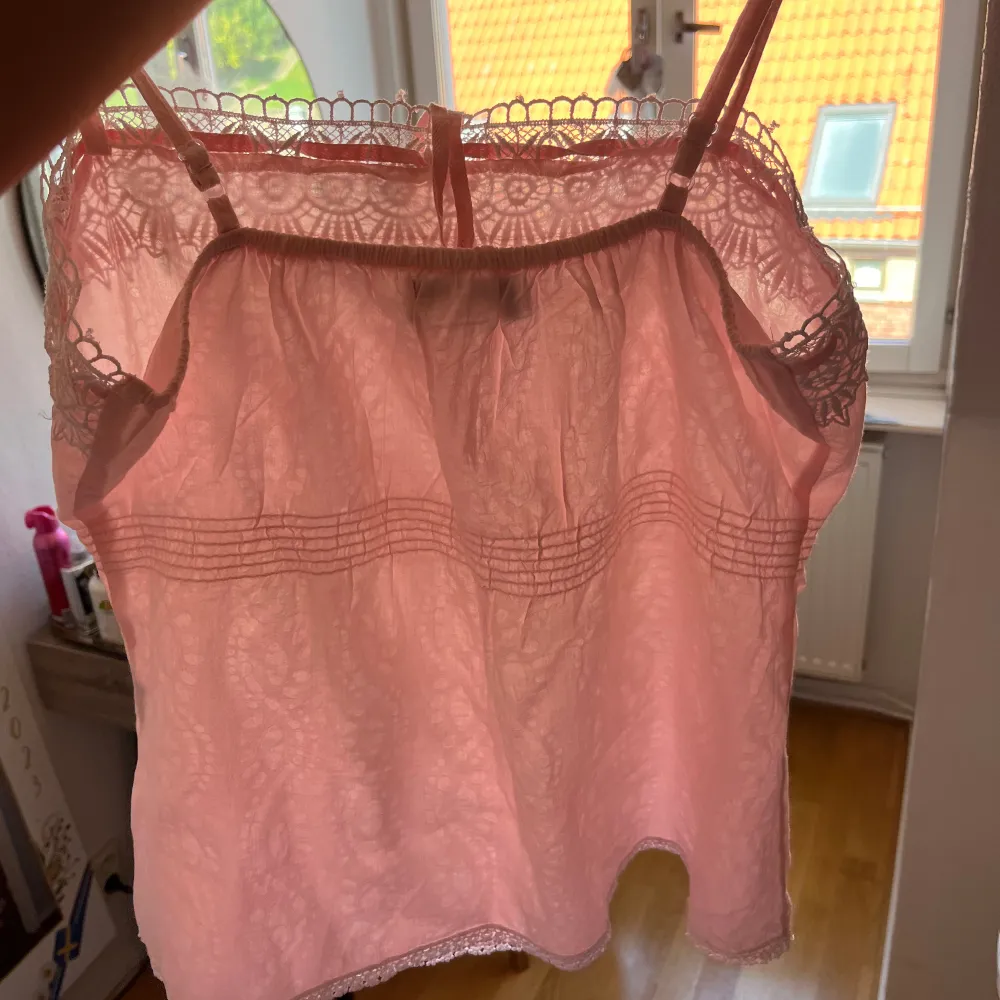 Super gullig topp med massa detaljer 💞  Säljer pga för liten på mig 🌸. Toppar.