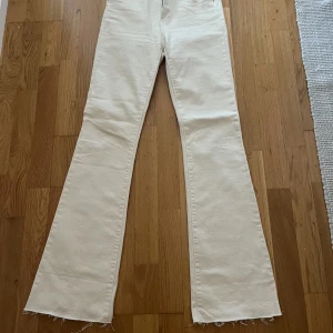 Vita Jeans med hög midja - Jeansen är för långa för mig som är 165 cm lång. Dem är i bra skick bara att en liten söm vid gylfen håller på att gå upp (syns inte). (Kontakta för fler frågor)💗💗