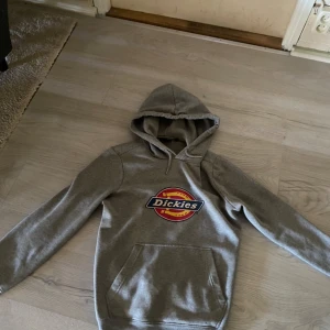 Dickies hoodie  - Säljer denna då den blivit för liten storlek m passar l 