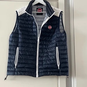 Colmar Väst - Colmar väst i storlek (48/M), skicket är 7/10, använd med inga flaws eller fläckar. PM vid fler frågor!