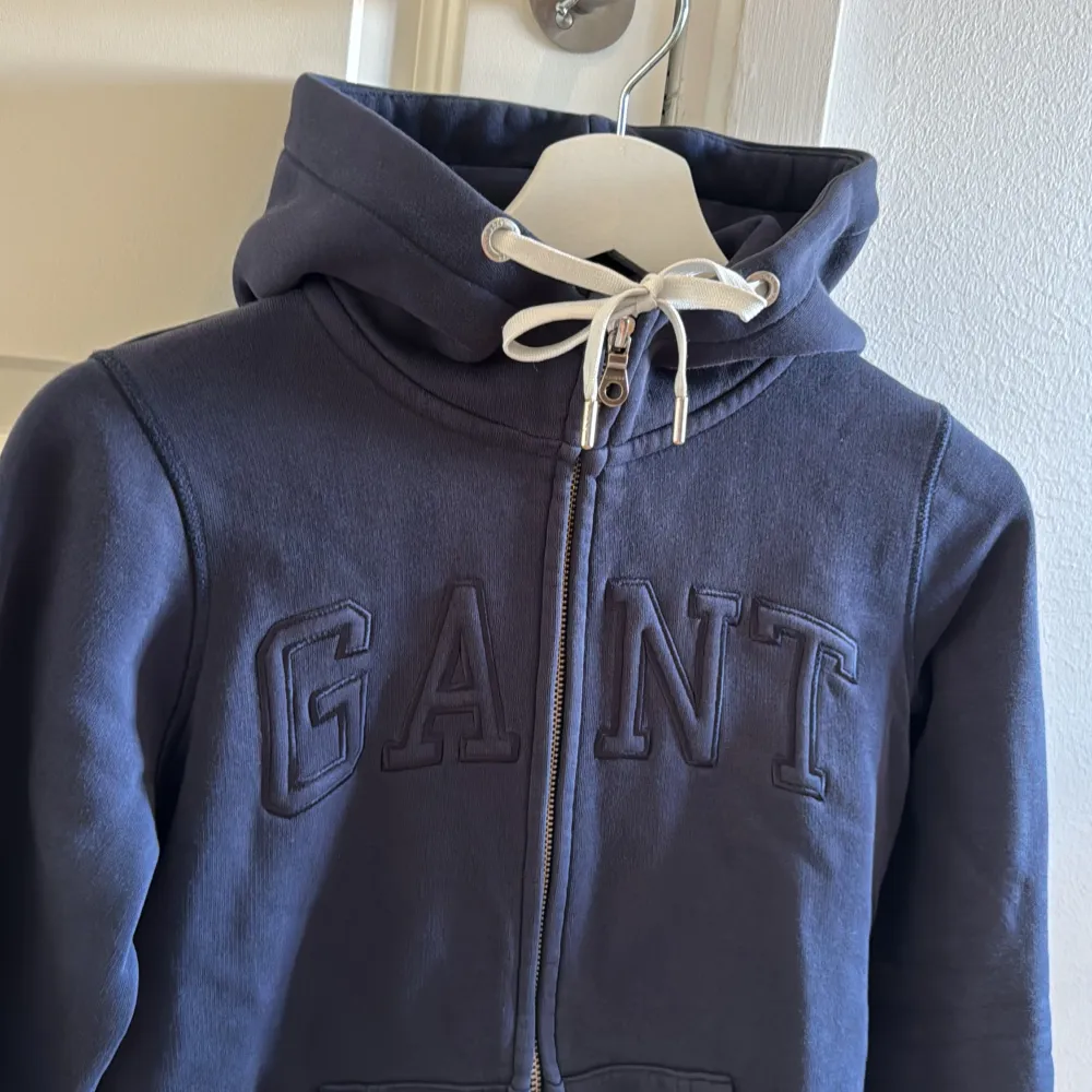Marinblå gant kofta i storlek XS. Passar även storlek S. Använd men i gott skick.. Hupparit & Collegepaidat.