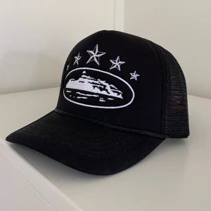 CORTEIZ KEPS (NYSKICK) - Keps modell: 5 STARZ ALCATRAZ TRUCKER Endast använd en gång men passar tyvärr inte mig. Köpt limited edition för 750 kr (inkl frakt) från corteiz hemsida (finns kvitto bevis) Köpare betalar frakt! 