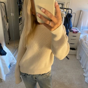 Stickad tröja - Vit/ljusrosa stickad tröja från zara