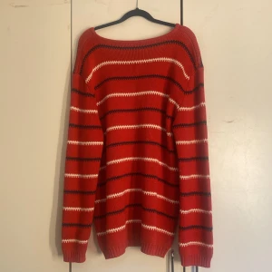 Röd pippitröja ❤️ - En stickad tröja som är röd, vit och svart, perfekt nu när det börjar bli kallare tider igen ❤️