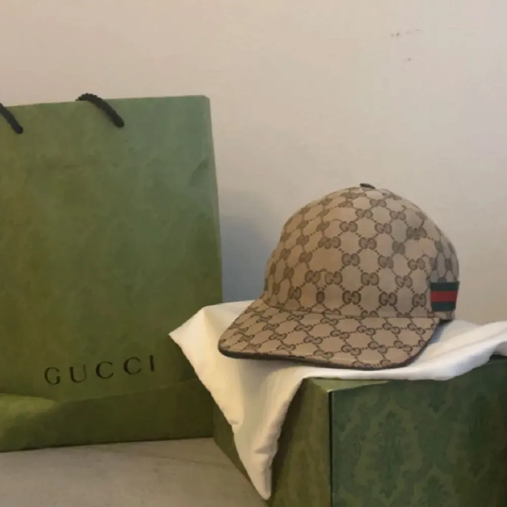 Säljer min Gucci keps den är helt oanvänd och box och påse till kepsen medföljer, kan mötas upp i Göteborg . Accessoarer.