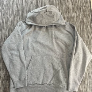 Hope Hoodie - En hope hoodie som sitter lite baggy. Nyskick då den aldrig kommit till användning eftersom baggy grejer inte är min grej. Är kanske liiiite liten för mig som är 189 och 83kg men skulle ändå säga L då den är rätt så stor.