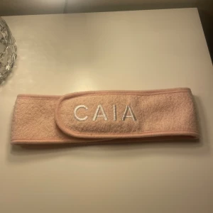 Caia hårband  - Säljer nu detta fina hårband ifrån caia💕