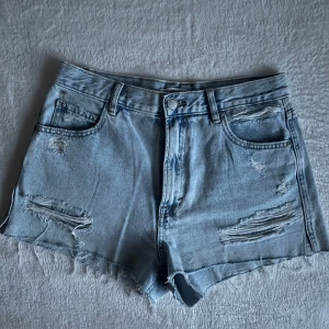 Jeansshorts - Använda endast en gång, säljer pga kommer inte till användning. Bara att skriva om ni har frågor eller nytt prisförslag💕