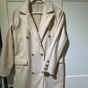 Kappa - Superfin beige kappa, aldrig använd. Storleken är XL men passar m-l också. Vet tyvärr inte vilket märke det är