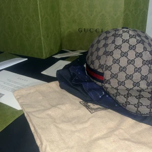 Gucci keps - Säljer min gucci keps i Storlek M. Kepsen är helt felfri och säljes pågrund av att jag har en annan. Kvitto osv ingår. Hör av dig ifall du har fler frågor. Kan även mötas upp i Gbg.