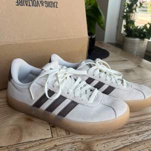 Knappt använda sneakers från adidas, köpta i våras, storlek 38, 2/3!