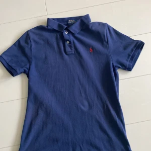 Blå Ralph lauren pike  - Blå Ralph lauren piké  Skick 8/10 