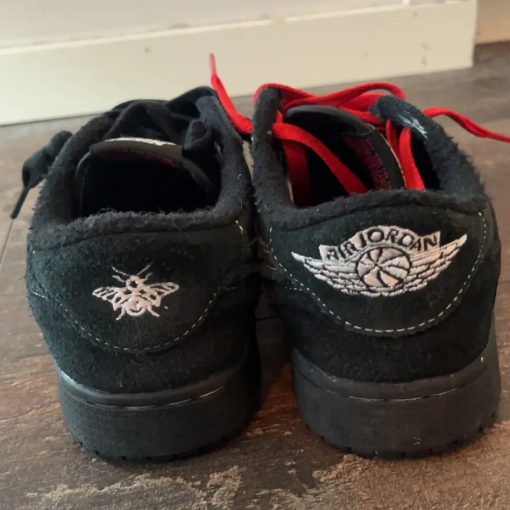 Tjena, säljer mina ej äkta Air Jordan 1 low Black Phantom som jag använt en/två gånger. Säljer för att de tyvärr är för små. Ordinarie pris för äkta är ca 8999kr och jag köpte de för 2300 säljer för 1200 men kan diskutera pris.. Skor.