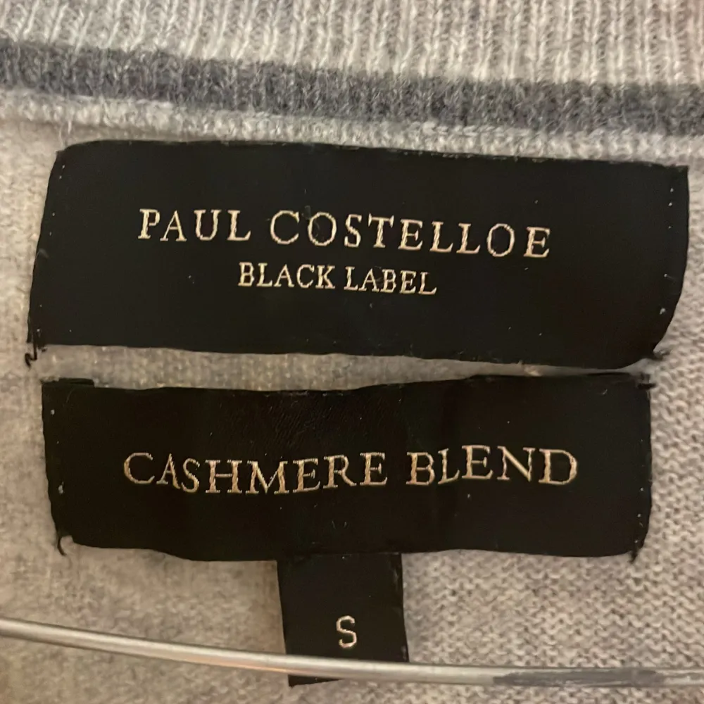 Säljer min absolut favorit tröja eftersom den e för liten! Märket heter Paul Costelloe och är ett exclusivt Engelskt lyxmärke! Storlek S true to size. Hoodies.