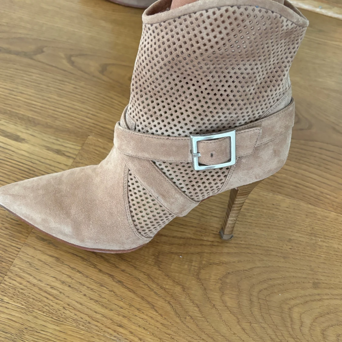 Klackskor med detalj - 90