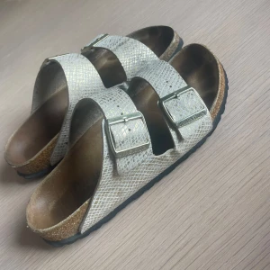 Birkenstocks - Använda men i fint skick (se bilder)  I en trendig guldig nyans🌼 Passar en 39-40