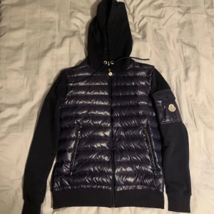 Moncler cardigan - Säljer nu min moncler cardigan som är perfekt till hösten! Köpte från plick därav priset!