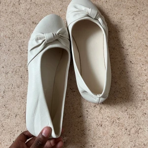 Ballerina skor - Intressekoll: Intressekoll på dessa väldigt söta ballerina skor som tyvärr är lite för små för mig. Skorna är i stort 39 men skulle säga att de passar bättre på 38 eller 38,5, kom privat för mått. Skriv till mig vid intresse(Samt prisförslag)