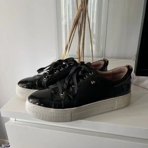 K.cobler - Snygga skor från k.cobler som kommit till användning väldigt få gånger som nu vill ha ett nytt hem, storlek 38 nypris 1300