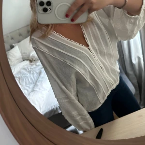 Second Female blus - Vit blus från second Female, storlek 36. Aldrig använd med lappen kvar. Nypris 1499 kr💞