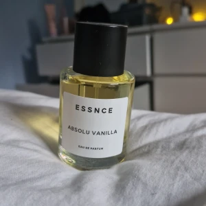 Essnce parfym  - Lukten var lite för söt för mig så tänkte om någon annan gillar den mer.