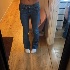 Gina Tricot jeans med fickor.  - Lågmidjade bootcut jeans med fickor bak, storlek 32 men skulle säga att de passar 34, nypris: 500 och pris kan diskuteras vid köp💗 de passar mig som är ca 163cm lång och de har inga defekter och är i väldigt bra skick❤️