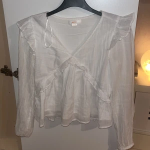 Gina blus - Väldigt bra skick och endast använd en gång och kan tyvärr inte visa de på eftersom den är för liten, storlek 146/152 