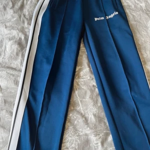 Palm angels byxor  - Marineblåa Palm angels byxor, rep. Jätte fint skick, knappt använda. Kan gå ner i pris vid smidig affär. Skriv för frågor.