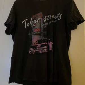T-shirt med print - Säljer min älsklings t-shirt då den inte kommer till användning längre. Grym som cover up tröja till gymmet!!🖤passar M om man vill ha den overzisez. 