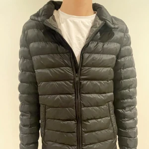 Massimo dutti dunjacka  - En riktig fet dunjacka från Massimo dutti i storlek S. Skick 8/10, dragkedjan är lite trasig men inget stort problem. Nypris runt 1799, och mitt pris 999. Modellen är 187. Skriv ifall ni har frågor!