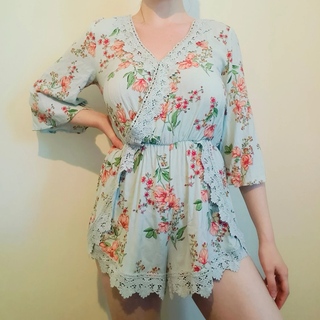 Blå romper med blomtryck