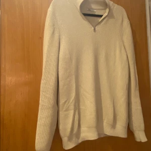 Zara Halvzip - Säljer min beiga Zara Halvzip som är i mycket bra skick, nästa aldig använd. Hör av er om frågor.