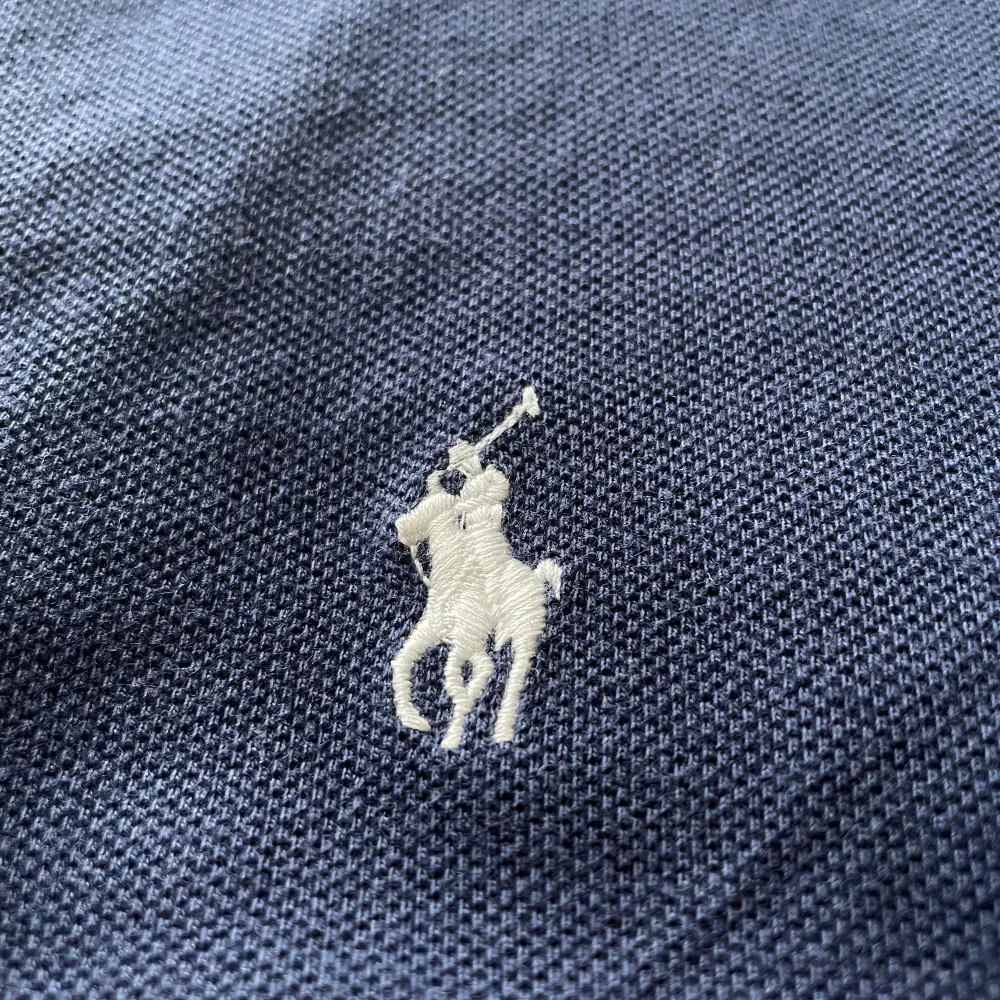 Snygg Ralph Lauren piké. Köpt på second hand och jag tror det är en äldre modell pga annorlunda neck tag. Den är i bra skick och har inga defekter. Jag på bilderna är 185 och väger runt 70kg.  Kontakta mig för fler bilder eller frågor 😁 . T-shirts.