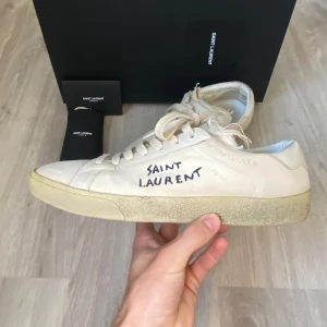 Saint Laurent Sneakers - Säljer dessa Saint Laurent skor i storleken 42. Allt og medföljer. För fler bilder/frågor är det bara att höra av dig