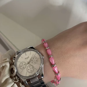 Egengjort pärlarmband  - Egengjort pärlarmband med gröna och silvriga pärlor