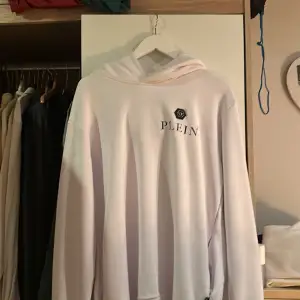 Säljer min Philipp plein hoodie från NK Andvänd typ 3 gånger. STORLEK L, passar lång M, Ny pris 5200. Kvitto medföljs me köp. 