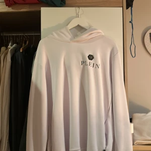 Philip Plein hoodie  - Säljer min Philipp plein hoodie från NK Andvänd typ 3 gånger. STORLEK L, passar lång M, Ny pris 5200. Kvitto medföljs me köp. 