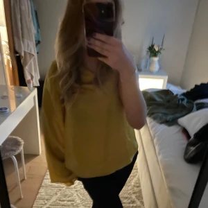 Blus - Typ aldrig använda jötte fin guld/gul färg 
