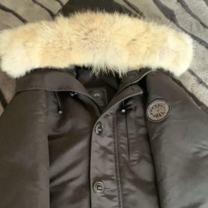 Canda gosse jacka - Canda gosse jacka i storlek L. Perfekt inför vintern för fler bilder skriv tilö mig 