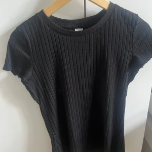 Svart ribbad t-shirt från lindex - Väldigt bra skick knappt använd 