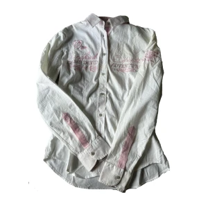 skjorta - säljer för att jag aldrig använder den, köpt second hand men inga hål eller imperfektioner🫶🏻