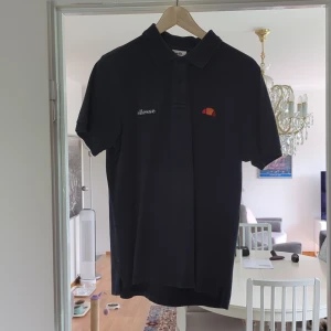 Pikè frpn Ellesse - Pike som är använd och där färgen på vissa ställen är missfärgad. 