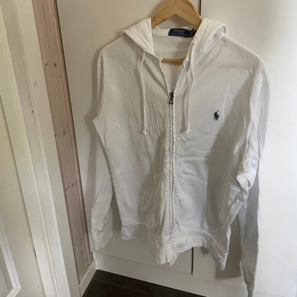 Tja, säljer nu en mkt fin vit polo ralph lauren hoodie i nyskick, 10/10/ inga fläckar eller flaws. Köpt för ca 5 månader sedan använd fåtal gånger, size S borde passa dig som är mellan 170-183cm, tags finns, Pm 🤝. Hoodies.